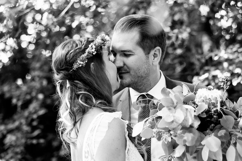 fotograf-hochzeit-nuernberg-haemmerla-10 Kuss des Brautpaars beim First Look mit Fotografin zur Hochzeit in Nürnberg im Hämmerla Biergarten