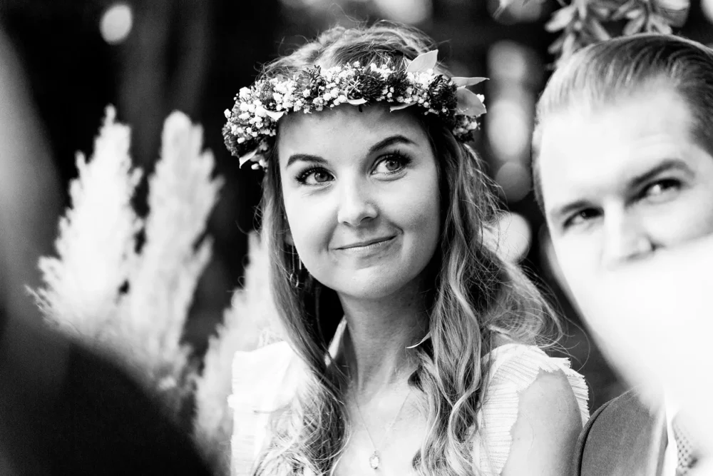fotograf-hochzeit-nuernberg-haemmerla-14 Braut mit Blumenkranz zur Hochzeit mit Fotograf im Hämmerla, Hochzeitslocation Nürnberg