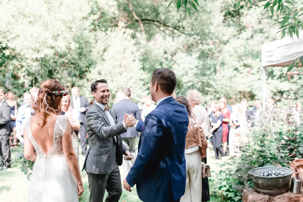 sektempfang-fotograf-hochzeit-nuernberg-haemmerla-25 Trauzeuge gratuliert nach freier Trauung zur Hochzeit im Hämmerla Georgensgmünd