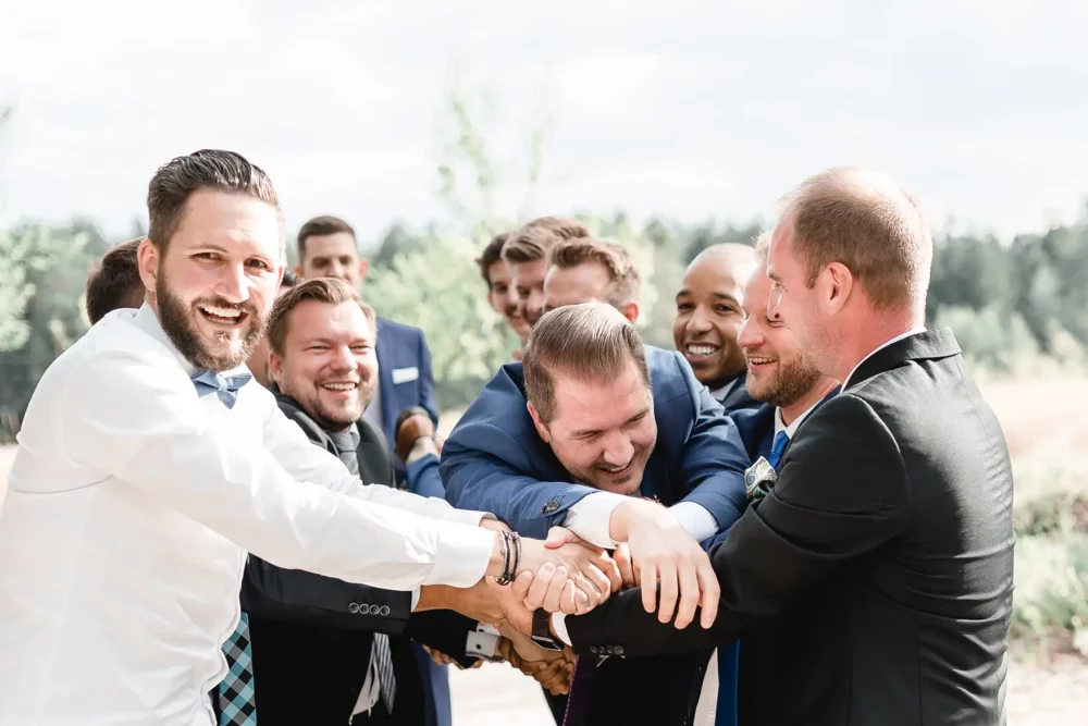 best-men-fotograf-hochzeit-nuernberg-haemmerla-39 Gruppenfoto Männer mit Bräutigam mal anders zur Hochzeit mit Fotograf im Hämmerla Georgensgmünd