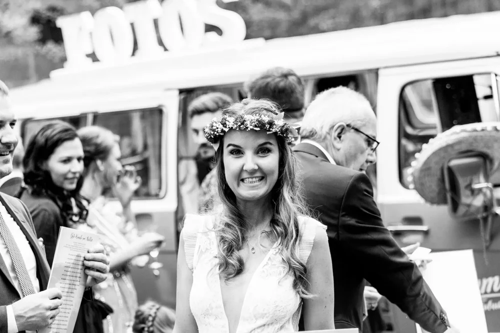 fotograf-hochzeit-nuernberg-haemmerla-43 Braut vor Jimmy Fotobus zur Hochzeit bei Nürnberg im Hämmerla Georgensgmünd