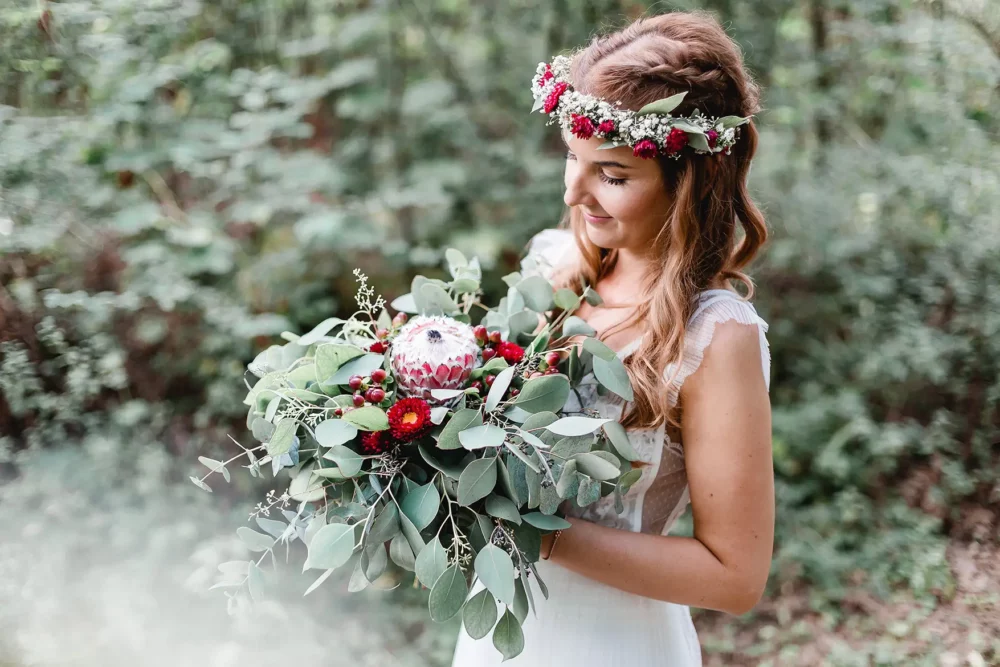 fotograf-hochzeit-nuernberg-haemmerla-47 Boho Brautstrauß mit Protea und Eukalyptus und Blumenkranz für Braut zur Hochzeit mit Fotograf bei Nürnberg im Hämmerla