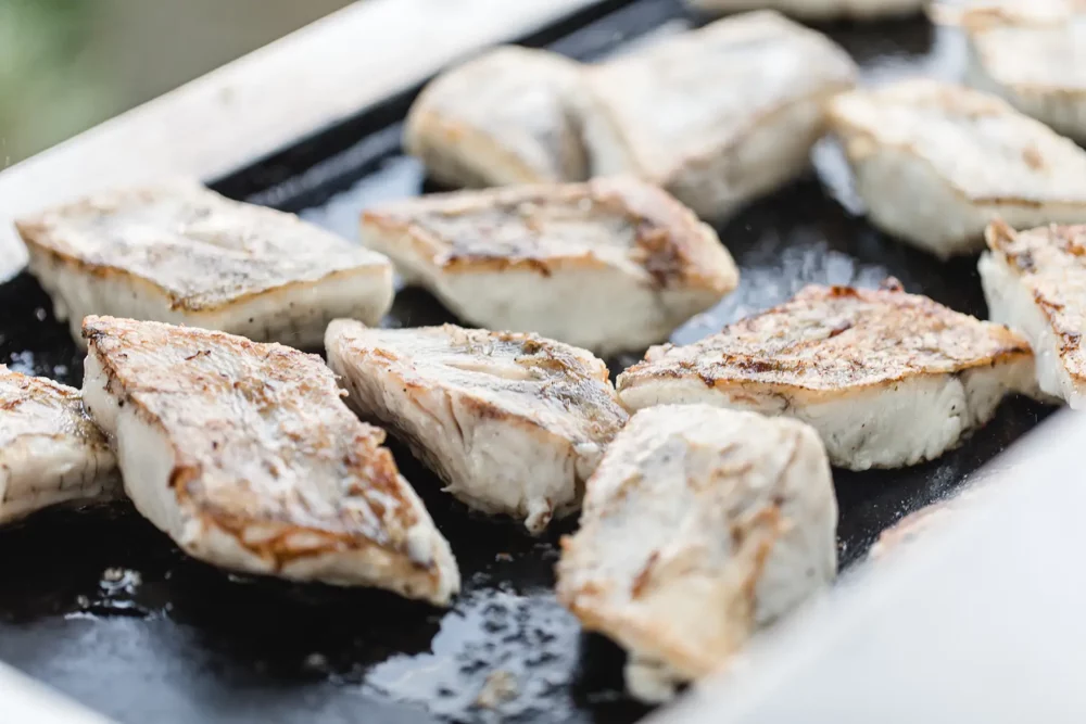 fotograf-hochzeit-nuernberg-haemmerla-79 Hochzeitsbuffet mit Fisch vom Grill zur Hochzeit von Catering Aufgetischt im Hämmerla bei Nürnberg