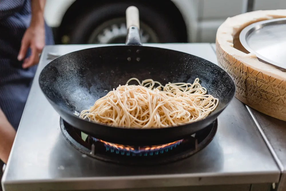 fotograf-hochzeit-nuernberg-haemmerla-80 Hochzeitsbuffet mit Spaghetti im Parmesanlaib zur Hochzeit von Catering Aufgetischt im Hämmerla in Georgensgmünd