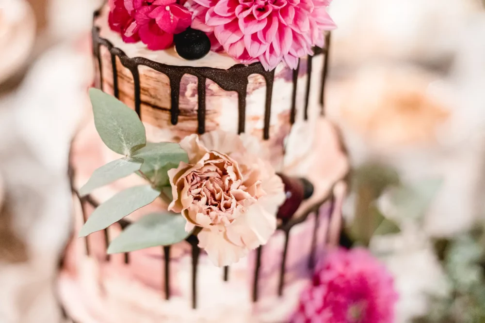 fotograf-hochzeit-nuernberg-haemmerla-88 Hochzeitstorte mit Blumen von Gönning zur Hochzeit im Hämmerla in Georgensgmünd
