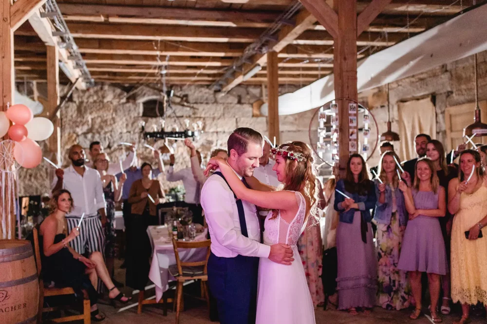 hochzeitstanz-fotograf-hochzeit-nuernberg-haemmerla-96 Knicklichter zum Hochzeitstanz bei Hochzeit mit Fotograf im Hämmerla Georgensgmünd
