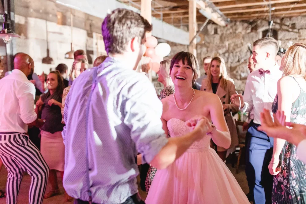 party-fotograf-hochzeit-nuernberg-haemmerla-98 Tanz der Gäste auf Hochzeitsparty zur Hochzeit im Hämmerla Georgensgmünd