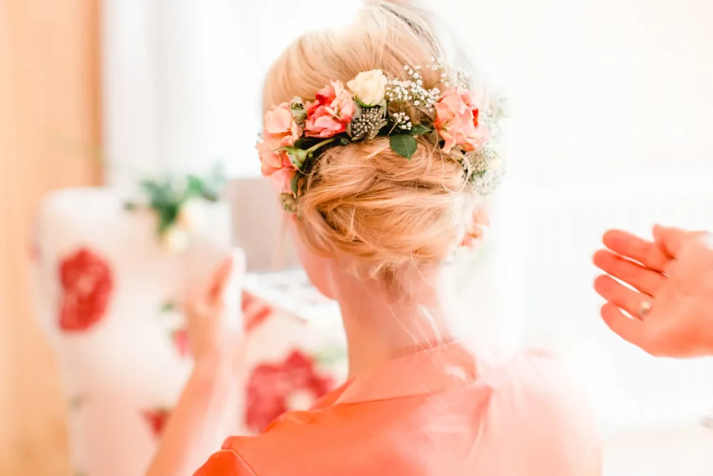 Brautfrisur Hochsteckfrisur mit Blumen bei Getting Ready in Craintaler Mühle zur Hochzeit bei Würzburg nahe Winzerhof Stahl