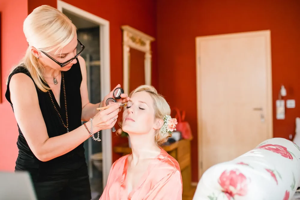 Getting Ready mit Fotografin zur Hochzeit bei Würzburg in Craintaler Mühle nahe Winzerhof Stahl