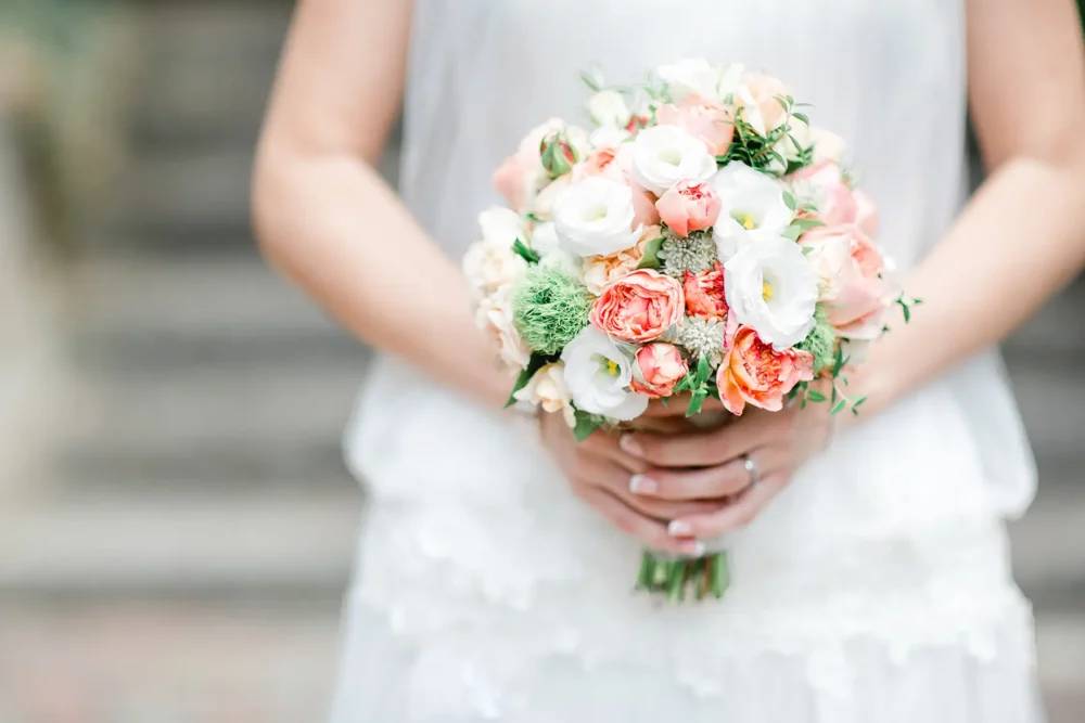 Brautstrauß apricot & weiß zur Hochzeit bei Würzburg nahe Hochzeitslocation Winzerhof Stahl