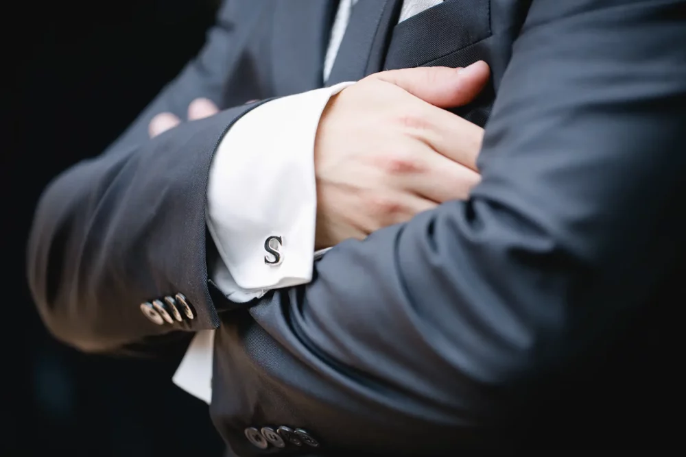 personalisierte Manschettenknöpfe Initialen Bräutigam zur Hochzeit bei Würzburg nahe Hochzeitslocation Winzerhof Stahl