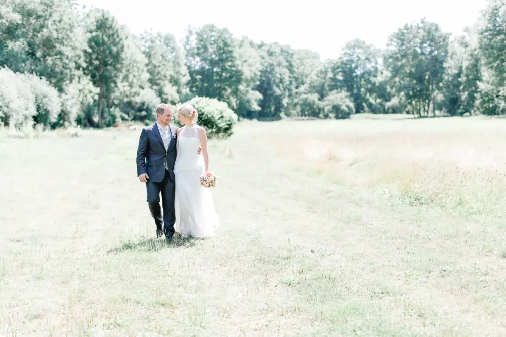 Brautpaar in der Natur mit Fotograf zur Hochzeit bei Würzburg nahe Hochzeitslocation Winzerhof Stahl