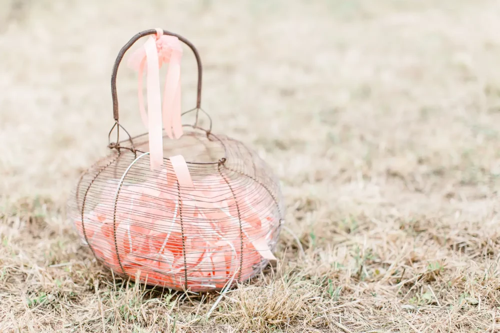 Hochzeitsdeko Schleifenkorb für freie Trauung im Weinberg zur Hochzeit mit Fotograf bei Würzburg nahe Winzerhof Stahl