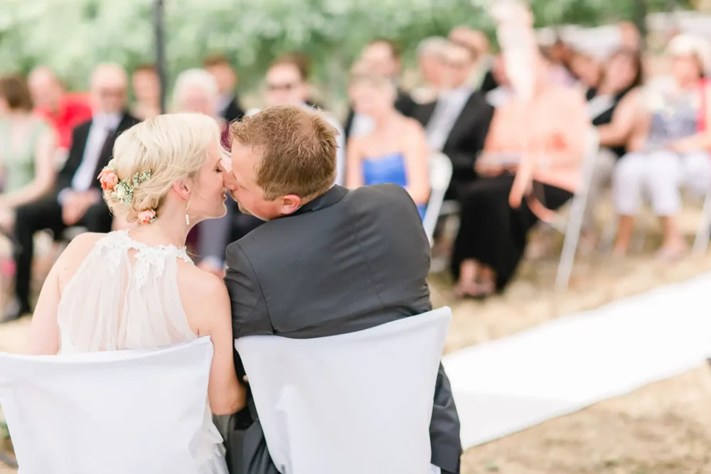 Kuss bei freier Trauung im Weinberg zur Hochzeit mit Fotograf bei Würzburg nahe Winzerhof Stahl