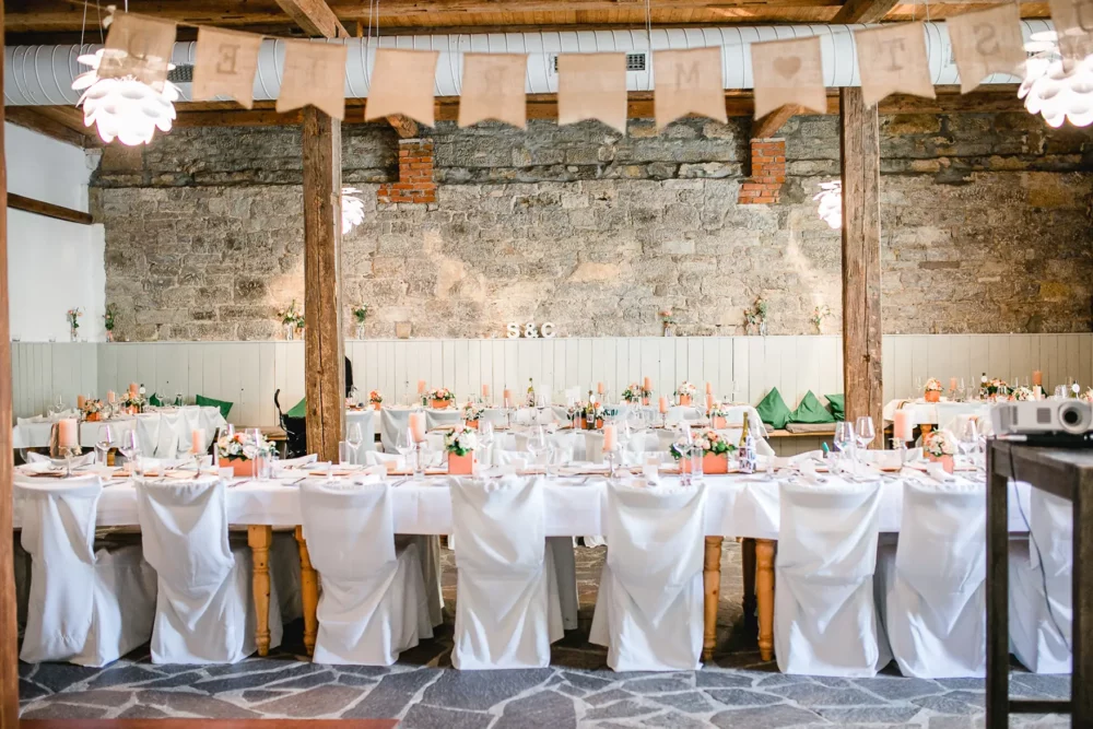Fotograf zur Hochzeit bei Würzburg in Hochzeitslocation für Scheunenhochzeit Winzerhof Stahl