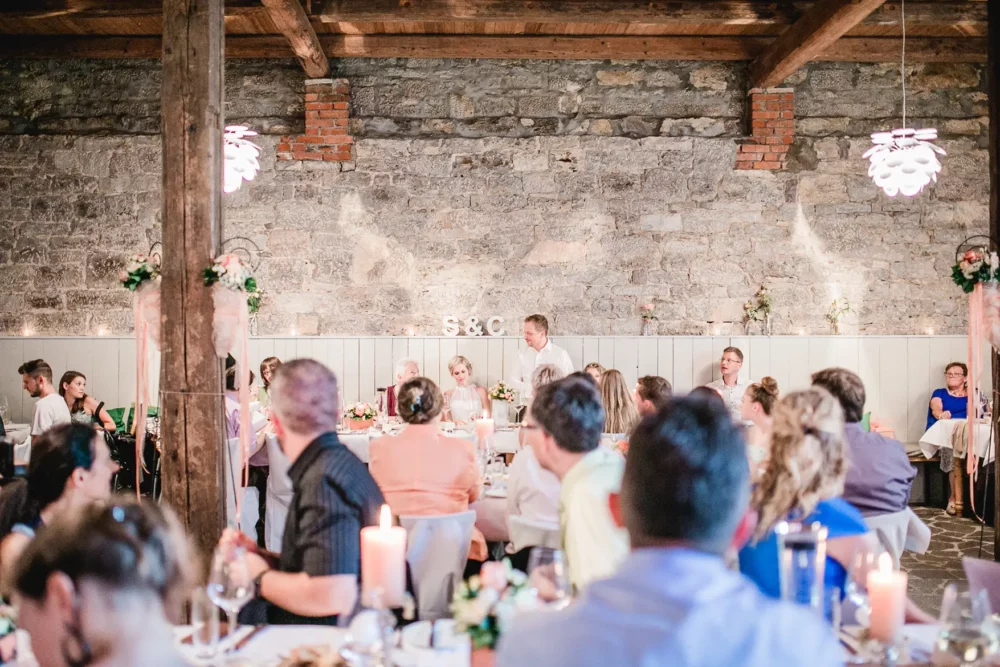 Hochzeitsrede mit Fotograf zur Hochzeit bei Würzburg in Hochzeitslocation Winzerhof Stahl