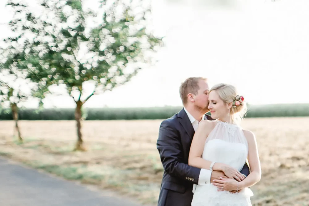 Fotograf zur Hochzeit bei Würzburg in Hochzeitslocation Winzerhof Stahl bei Brautpaarshooting im Sonnenuntergang
