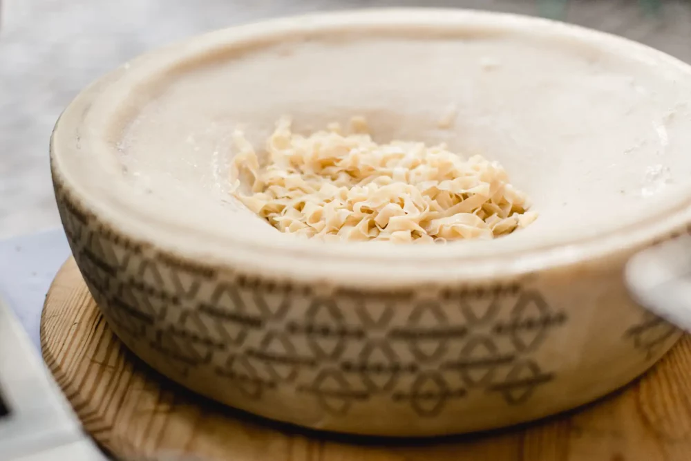Pasta im Parmesanlaib für Hochzeitsmenü zur Hochzeit mit Fotograf bei Würzburg in Hochzeitslocation Winzerhof Stahl