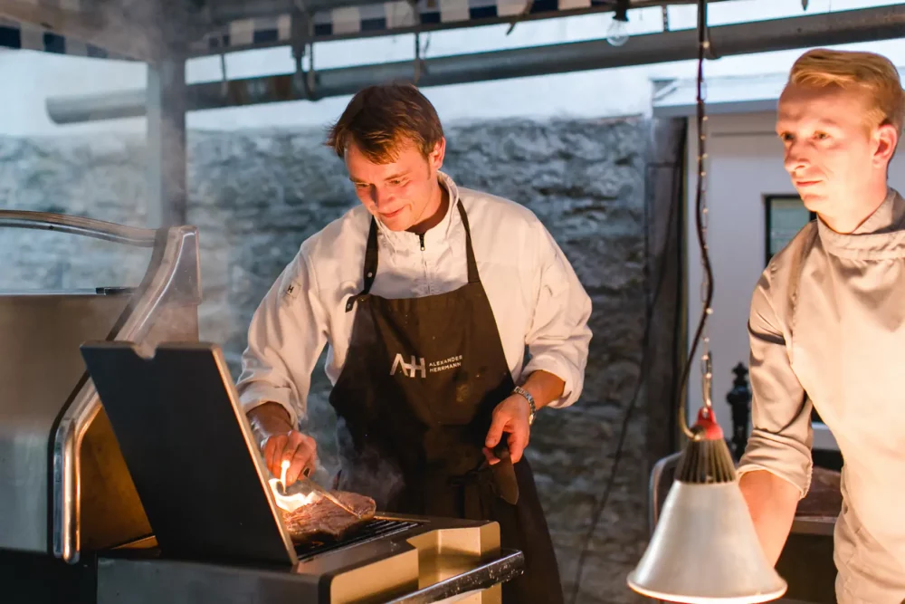 Christian Stahl am Grillbuffet für Hochzeitsmenü zur Hochzeit mit Fotograf bei Würzburg im Winzerhof Stahl