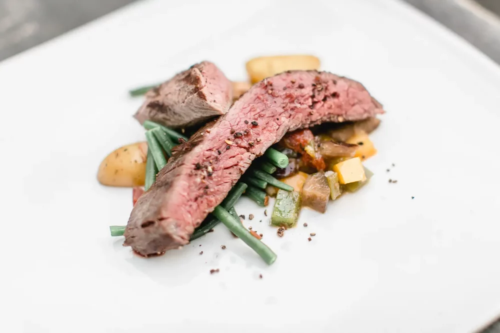 Rinderbrust bei Grillbuffet für Hochzeitsmenü zur Hochzeit mit Fotograf bei Würzburg in Hochzeitslocation Winzerhof Stahl