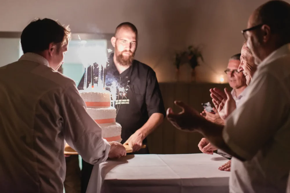 Präsentation der Hochzeitstorte in Hochzeitslocation Winzerhof Stahl zur Hochzeit bei Würzburg