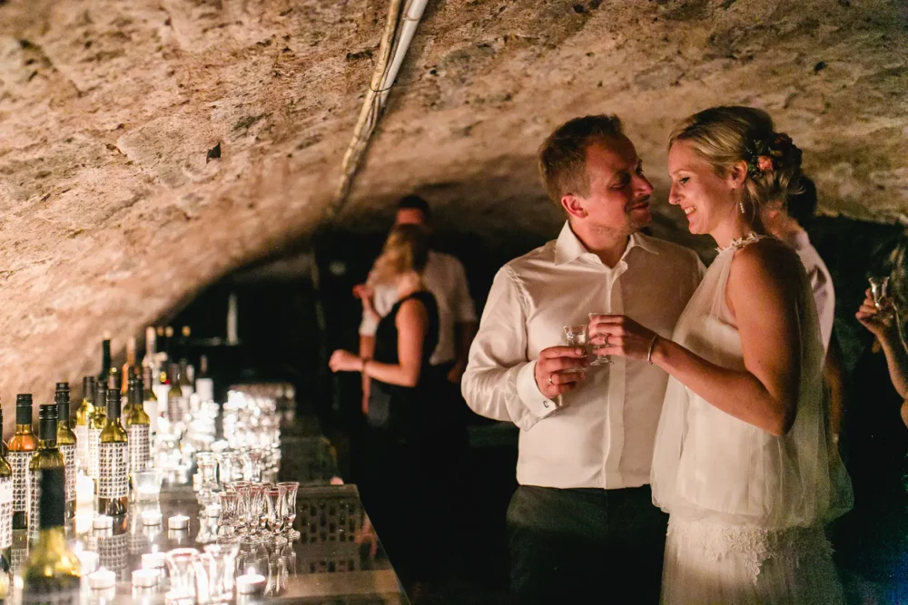 Fotograf bei Schnaps Tasting zur Hochzeit in Hochzeitslocation bei Würzburg Winzerhof Stahl