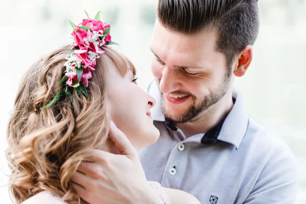 Outfit für romantisches Paarshooting mit Fotograf bei Nürnberg mit Blumenkranz