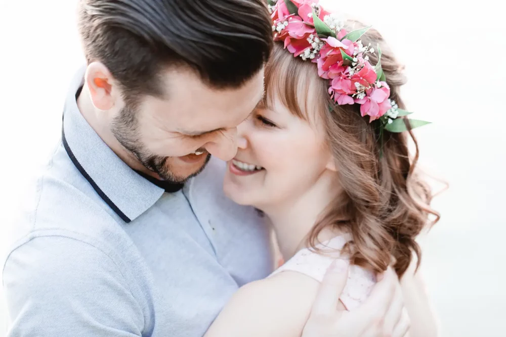 lachendes Paar mit Fotografin bei romantischem Paarshooting bei Nürnberg