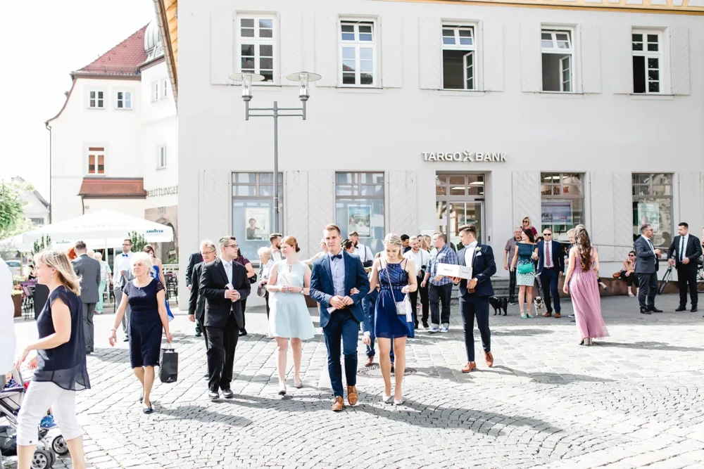 Hochzeitsgäste im schicken Outfit zur Hochzeit mit Fotograf im Standesamt Schwabach und Feier im Gwächshaus Nürnberg