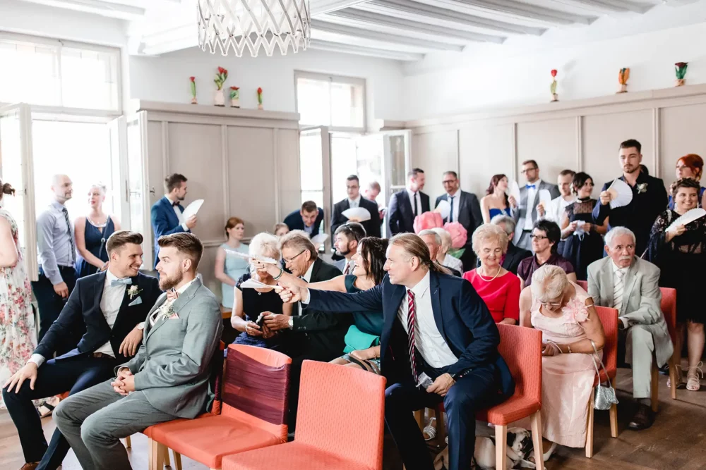 Hochzeitsgesellschaft mit Fotograf zur Hochzeit im Standesamt Schwabach und Feier im Gwächshaus Nürnberg
