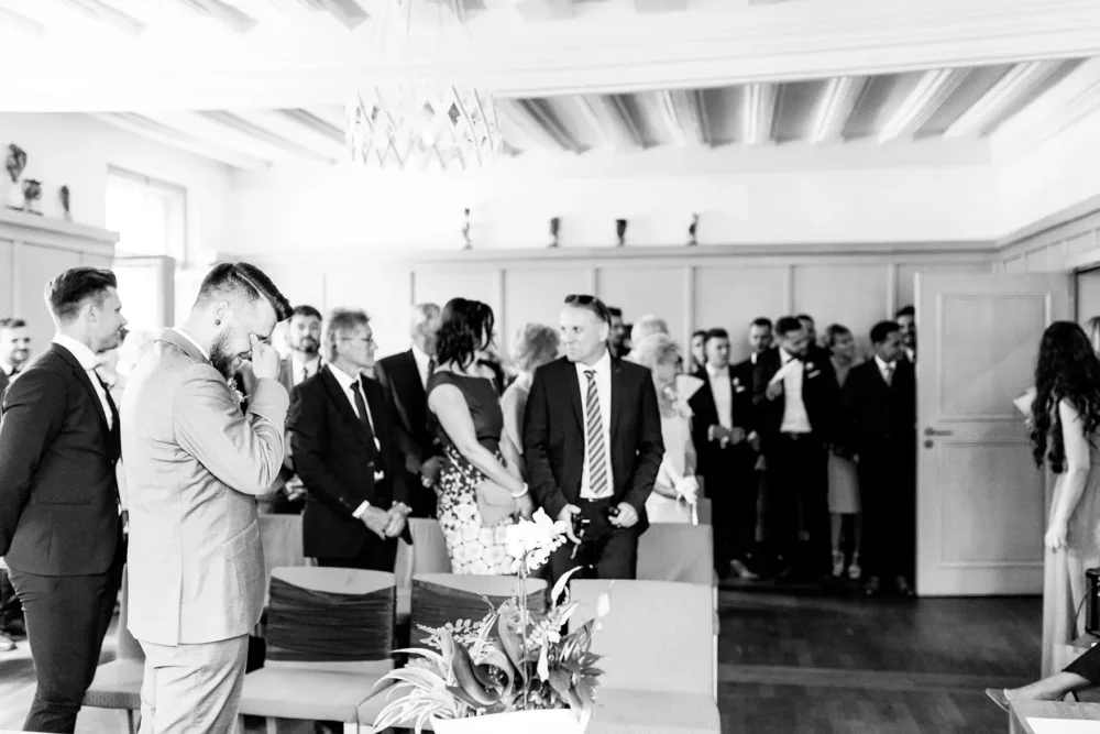 Hochzeitsfotograf im Standesamt Schwabach zur Hochzeit beim Warten auf die Braut im Rathaus und Feier im Gwächshaus Nürnberg