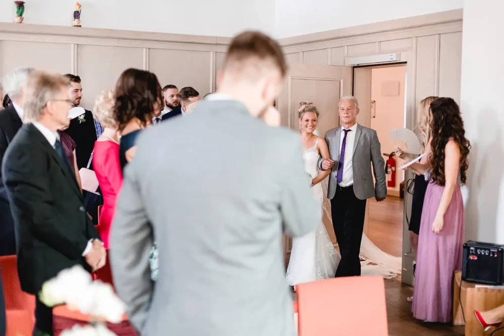 Hochzeitsfotograf im Standesamt Schwabach zur Hochzeit beim Einzug der Braut mit Brautvater im Rathaus und Feier im Gwächshaus Nürnberg