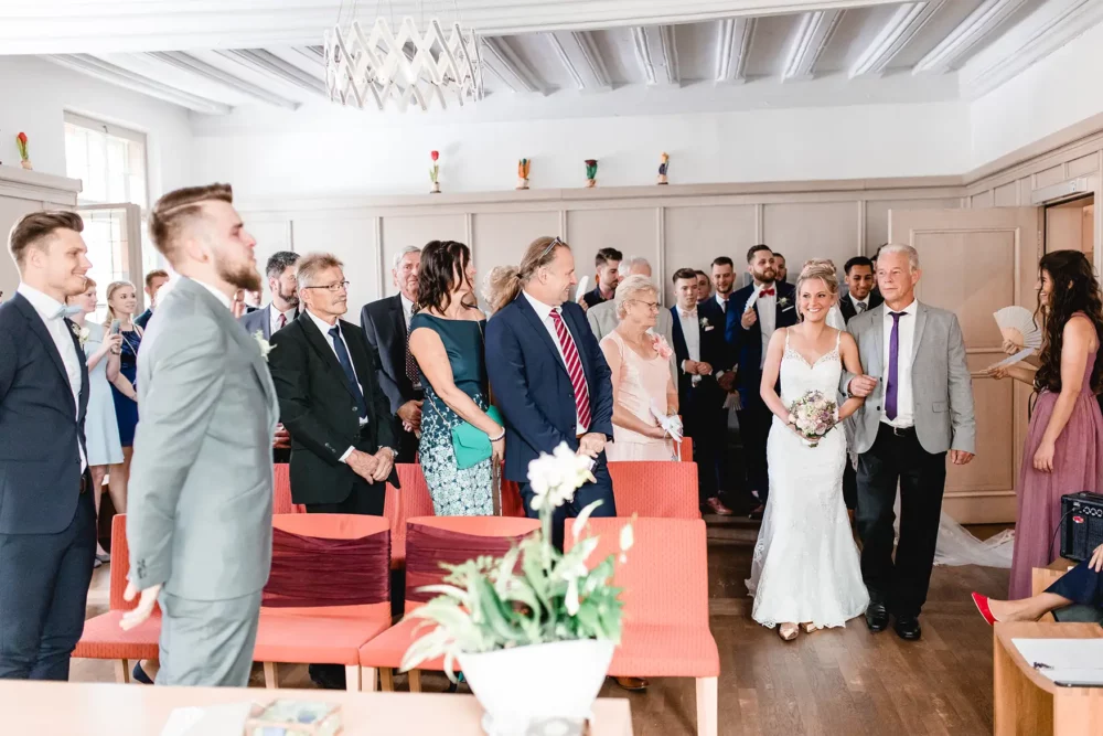 Hochzeitsfotograf im Standesamt Schwabach beim Einzug der Braut zur Hochzeit im Rathaus und Feier im Gwächshaus Nürnberg