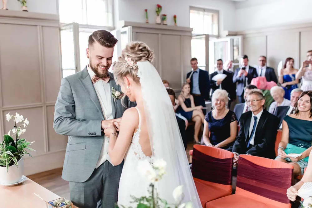 Fotograf im Standesamt Schwabach zum Ringtausch bei Hochzeit in Hochzeitslocation Nürnberg Gwächshaus Jäger
