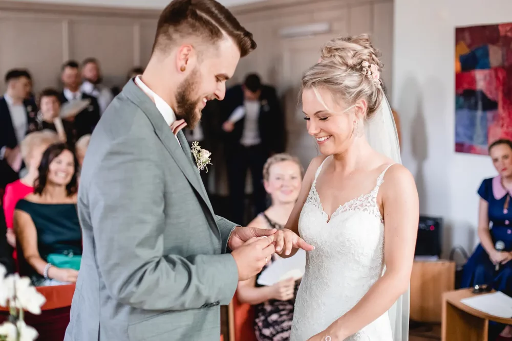 Fotograf zur standesamtlichen Hochzeit im Rathaus Schwabach beim Ringtausch und Feier in Hochzeitslocation Gwächshaus Nürnberg
