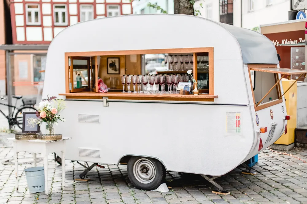John Franklin Caravan Bar bei Sektempfang zur Hochzeit mit Fotografin im Standesamt Schwabach & Gwächshaus Nürnberg