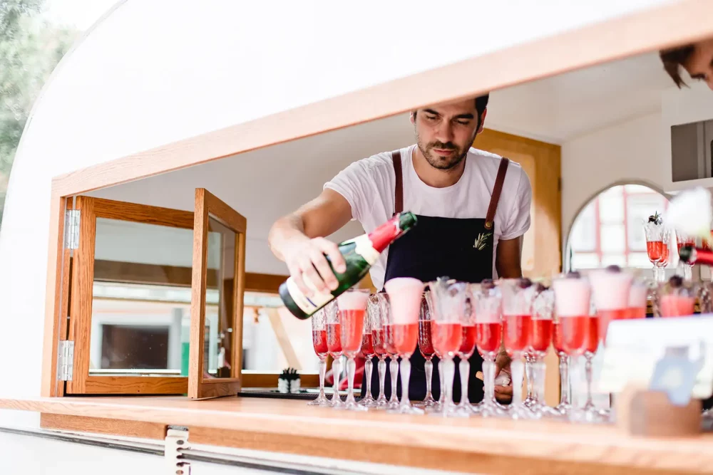 Drinks von John Franklin Caravan Bar zum Sektempfang auf Hochzeit mit Fotografin im Standesamt Schwabach & Gwächshaus Nürnberg