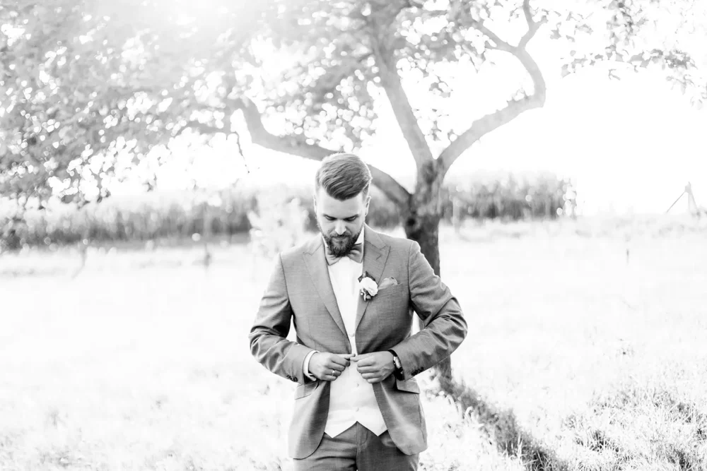 Bräutigam Outfit von Herrenausstatter Nürnberg zur Hochzeit mit Hochzeitsfotografin im Gwächshaus Nürnberg