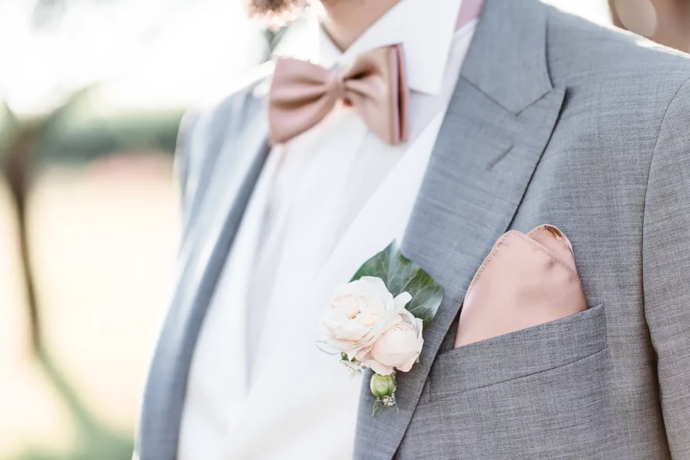 Bräutigam Outfit Anzug in grau von Herrenausstatter Nürnberg zur Hochzeit mit Fotograf im Gwächshaus