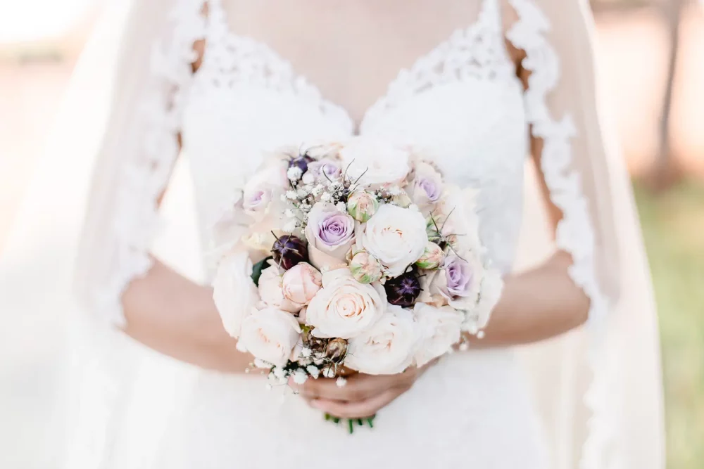 Brautstrauß mit Rosen rosé lila zur Hochzeit mit Fotograf im Standesamt Schwabach & Feier im Gwächshaus Nürnberg