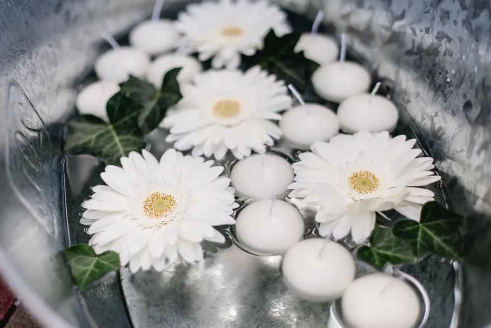 Hochzeitsdeko Zinkwanne mit Schwimmkerzen & Blumen zur Hochzeit mit Fotograf in Nürnberg in Hochzeitslocation Gwächshaus Jäger