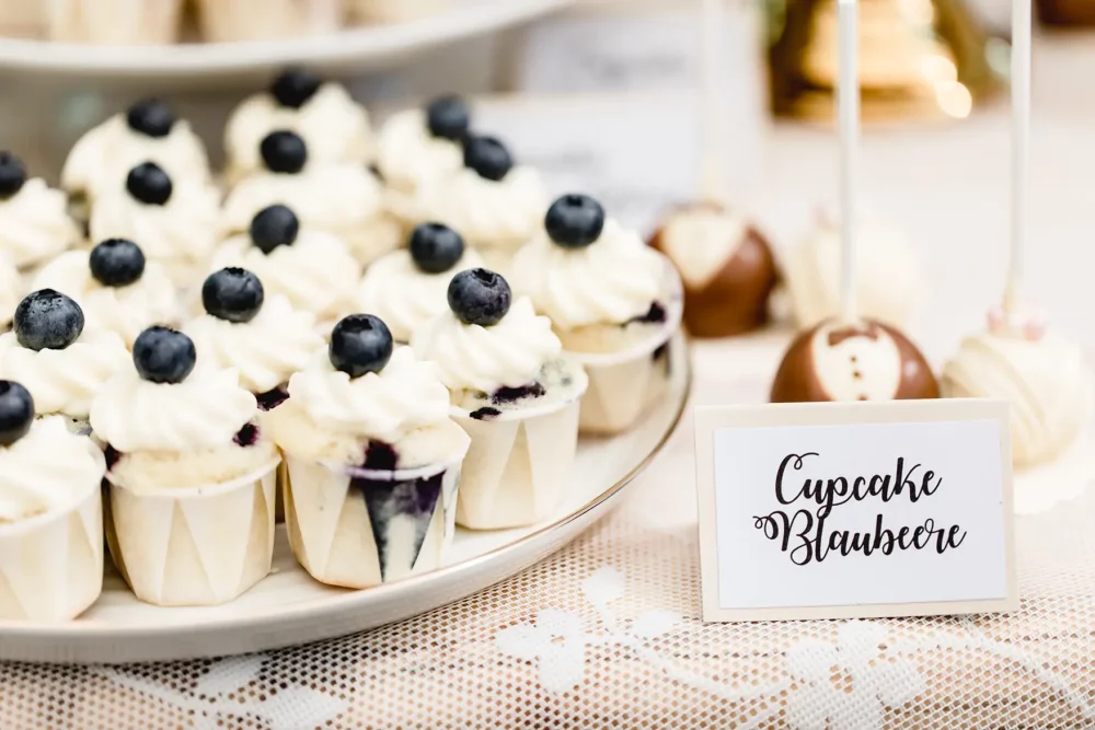 Mini Muffins von gönning Manufaktur für Candy Bar zur Hochzeit mit Fotograf in Nürnberg in Hochzeitslocation Gwächshaus Jäger