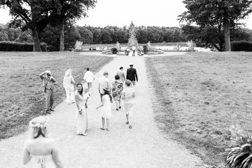 Gäste im Hochzeitsoutfit nach Standesamt zur Hochzeit im Schloss Seehof bei Bamberg