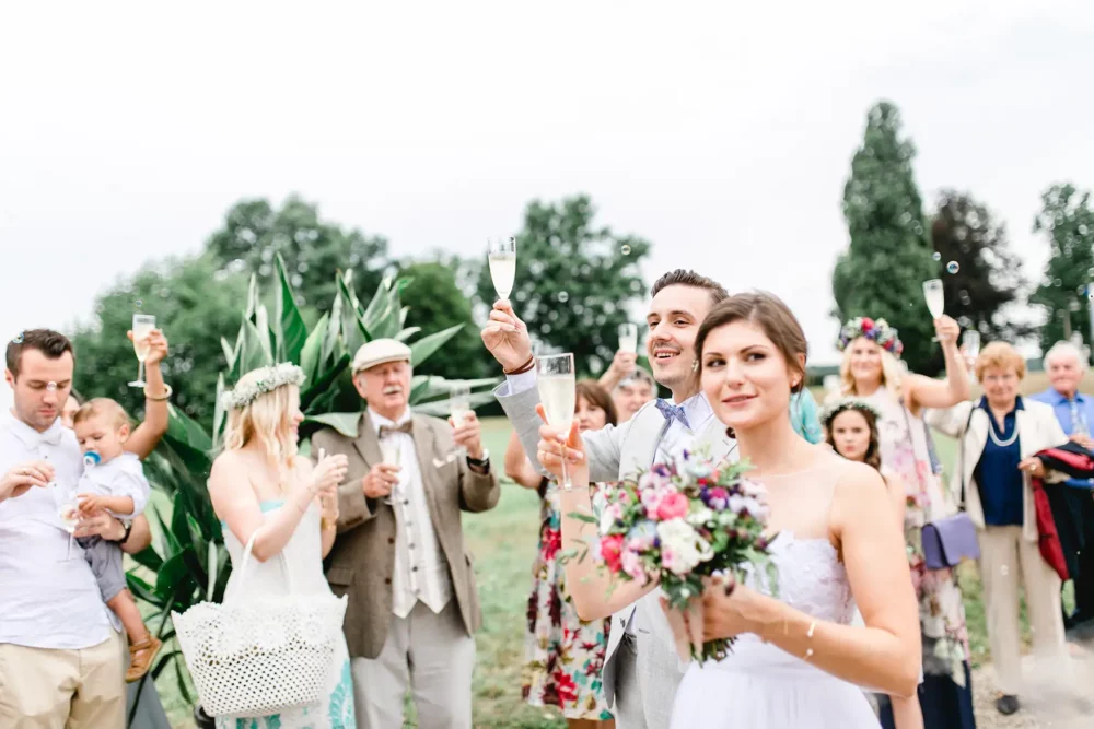 Sektempfang mit Fotograf zur Hochzeit in Bamberg in Hochzeitslocation Schloss Seehof
