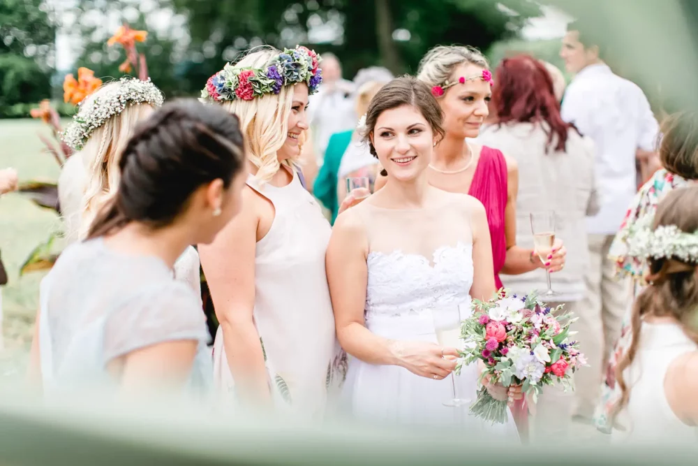 Braut mit Bridesmaids und Blumenkranz zur Hochzeit mit Fotograf in Bamberg im Francesco