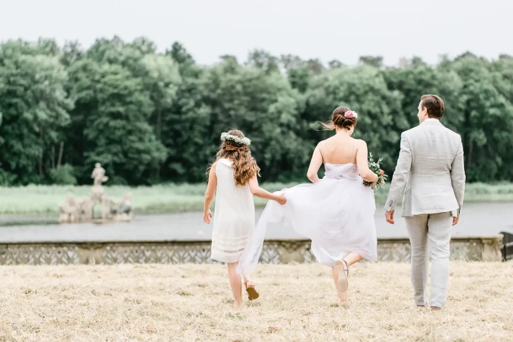 Brautpaarshooting mit Blumenmädchen zur Hochzeit in Bamberg in Hochzeitslocation Schloss Seehof