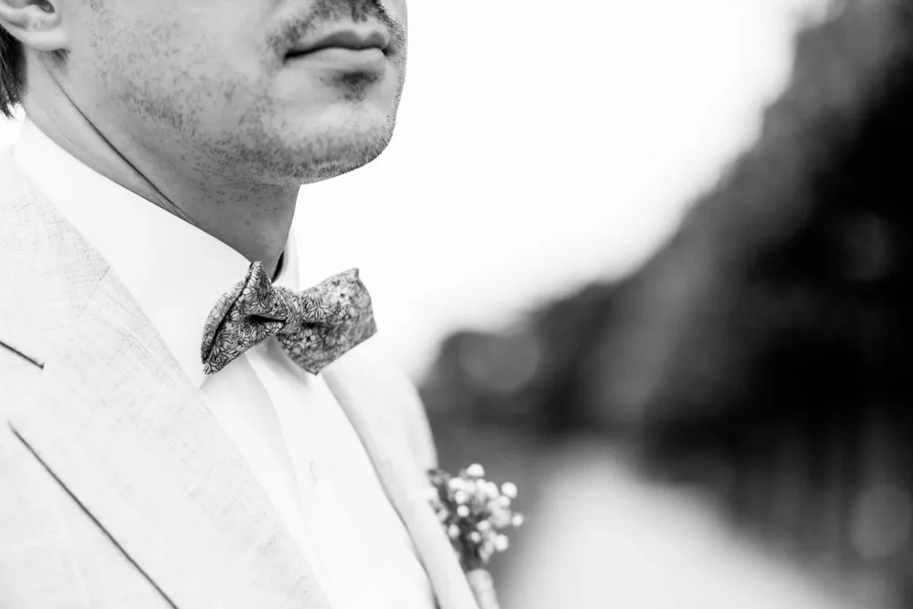 Bräutigam Outfit mit Fliege und Leinenanzug zur Hochzeit mit Fotograf in Bamberg im Francesco