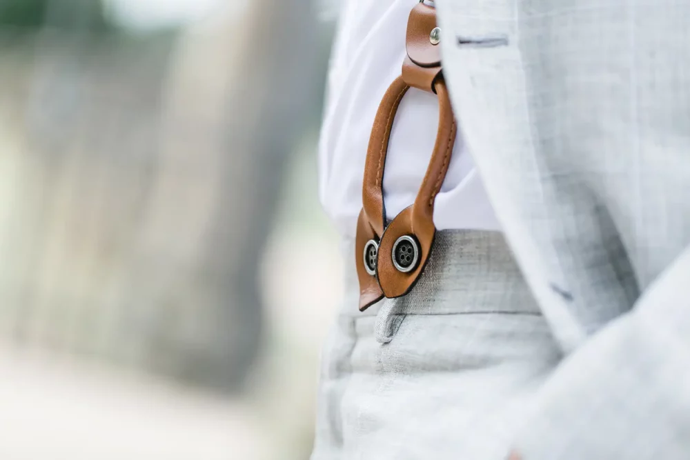 Bräutigam Outfit mit Hosenträger und Leinenanzug zur Hochzeit mit Fotograf in Bamberg im Francesco