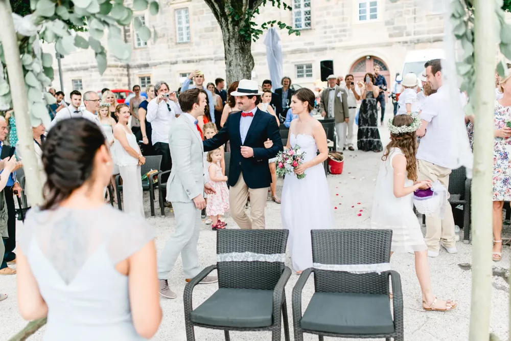 Einzug der Braut mit Brautvater zur freien Trauung mit Fotograf zur Hochzeit in Bamberg im da Francesco