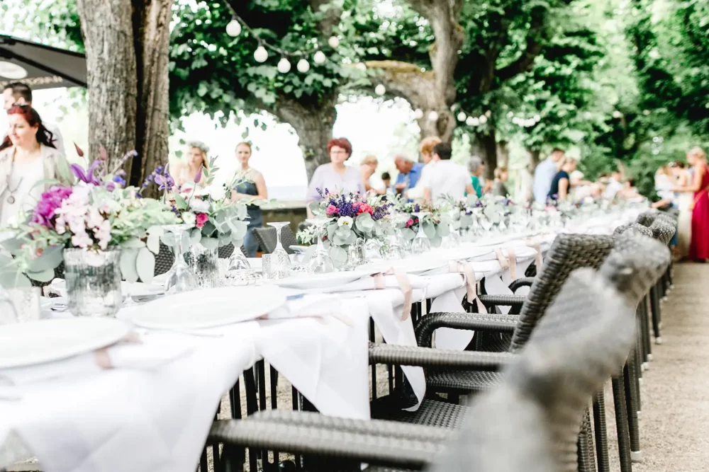 florale Tischdeko mit Blumen zur Hochzeit in Bamberg in Hochzeitslocation da Francesco